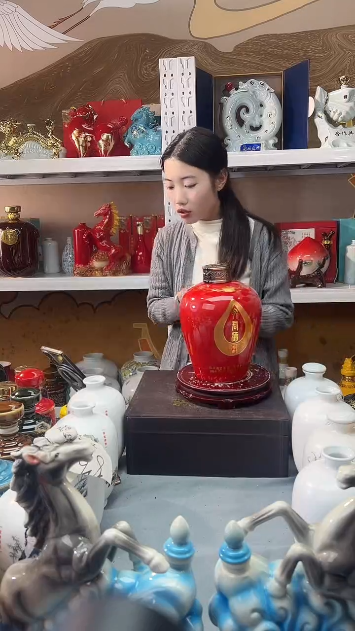1个5斤红色陶瓷酒瓶不退不换