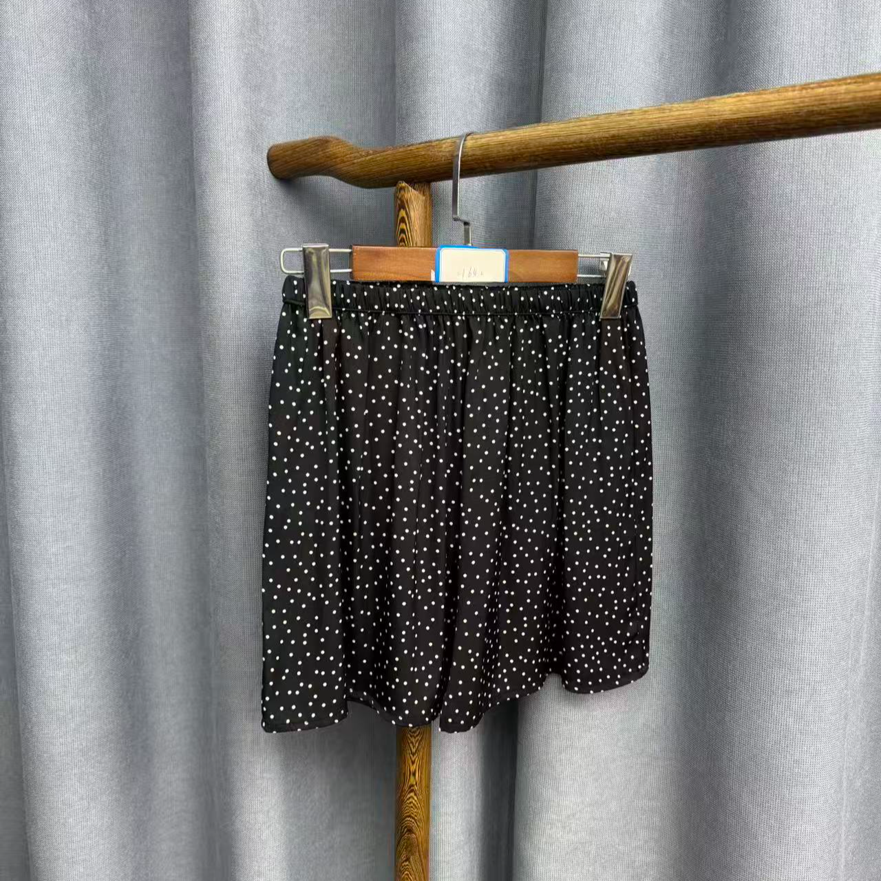 秋季新款简约百搭宽松桑蚕丝直筒短裤女H642