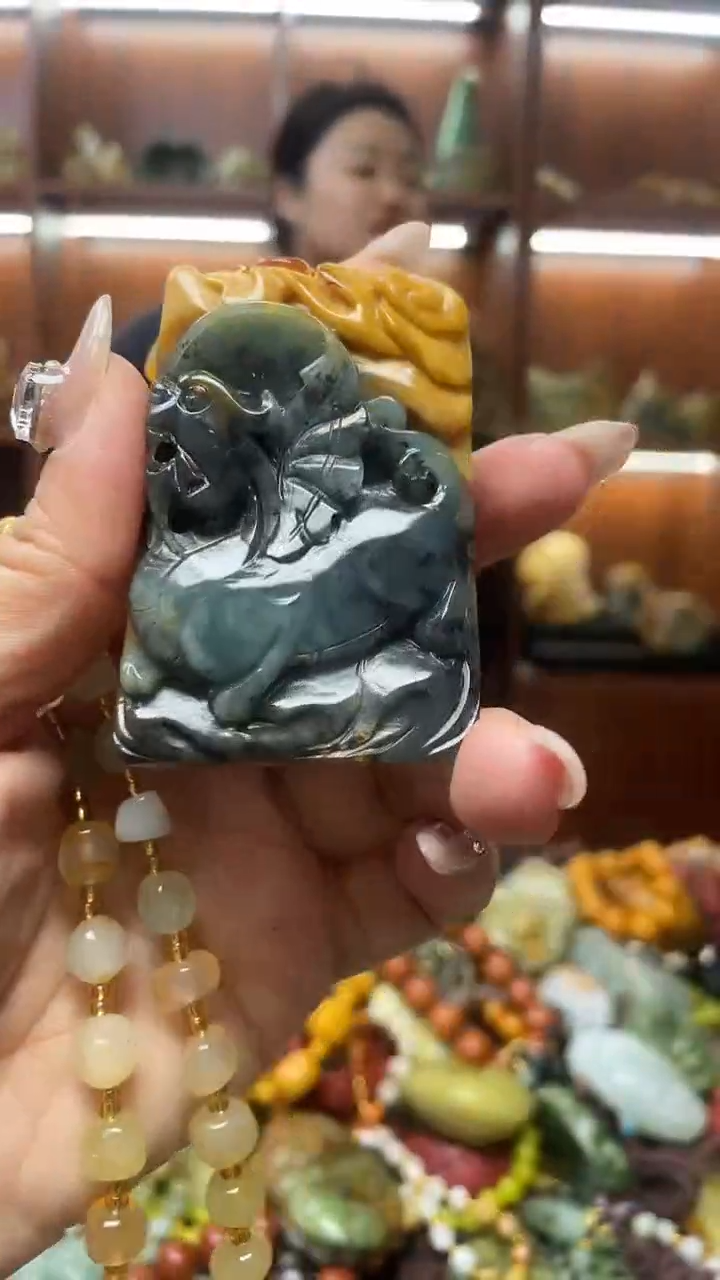 未镶嵌蛇纹石玉吊坠  