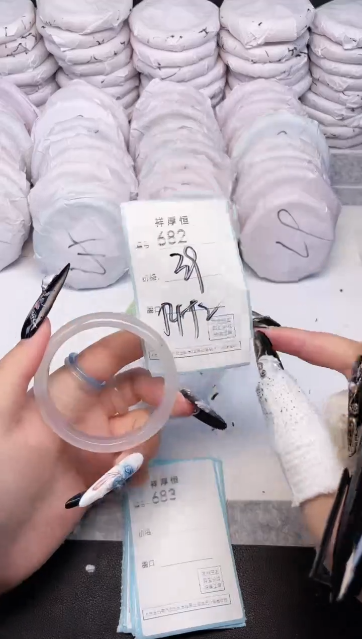 玛瑙/玉髓手镯未镶嵌682