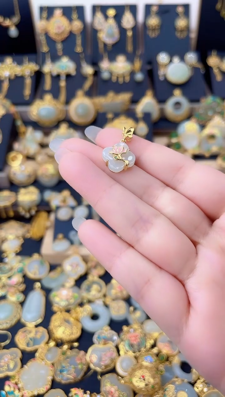 颈饰银S925镀金镶嵌和田玉蝶恋花四叶草吊坠