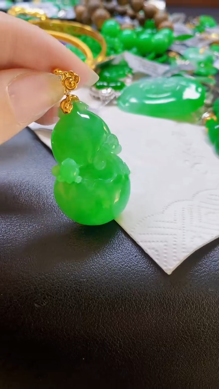 颈饰18K金镶嵌翡翠葫芦