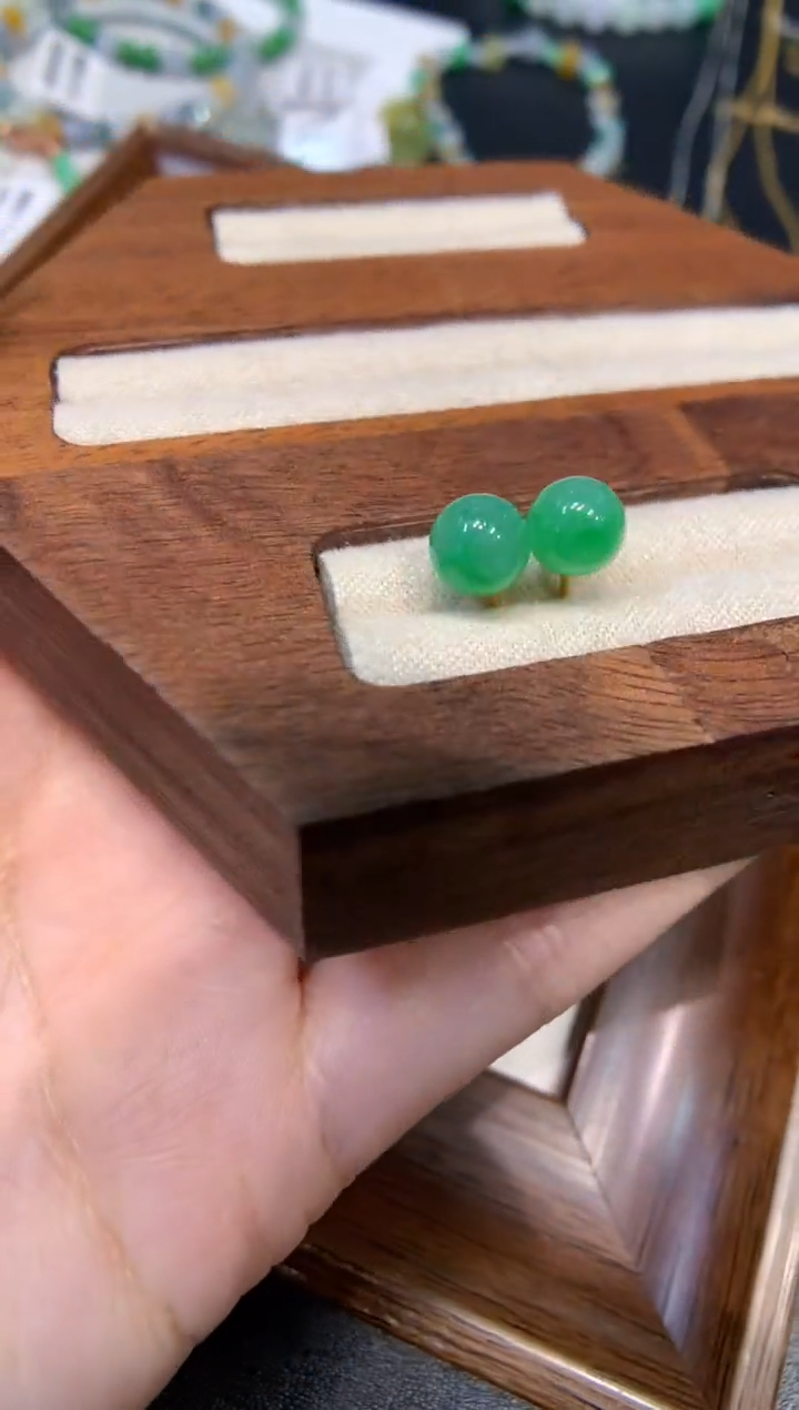 18K金镶嵌翡翠耳饰耳钉