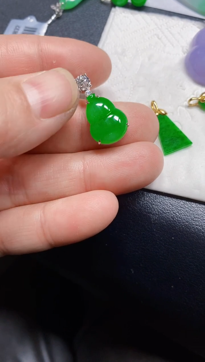 颈饰18K金镶嵌翡翠葫芦