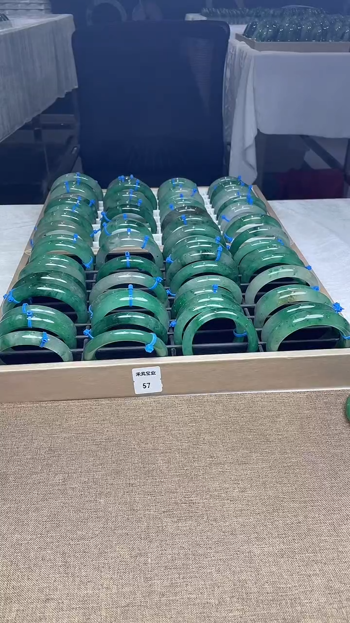 【闪购商品】石英质玉手镯未镶嵌非洲翠手镯