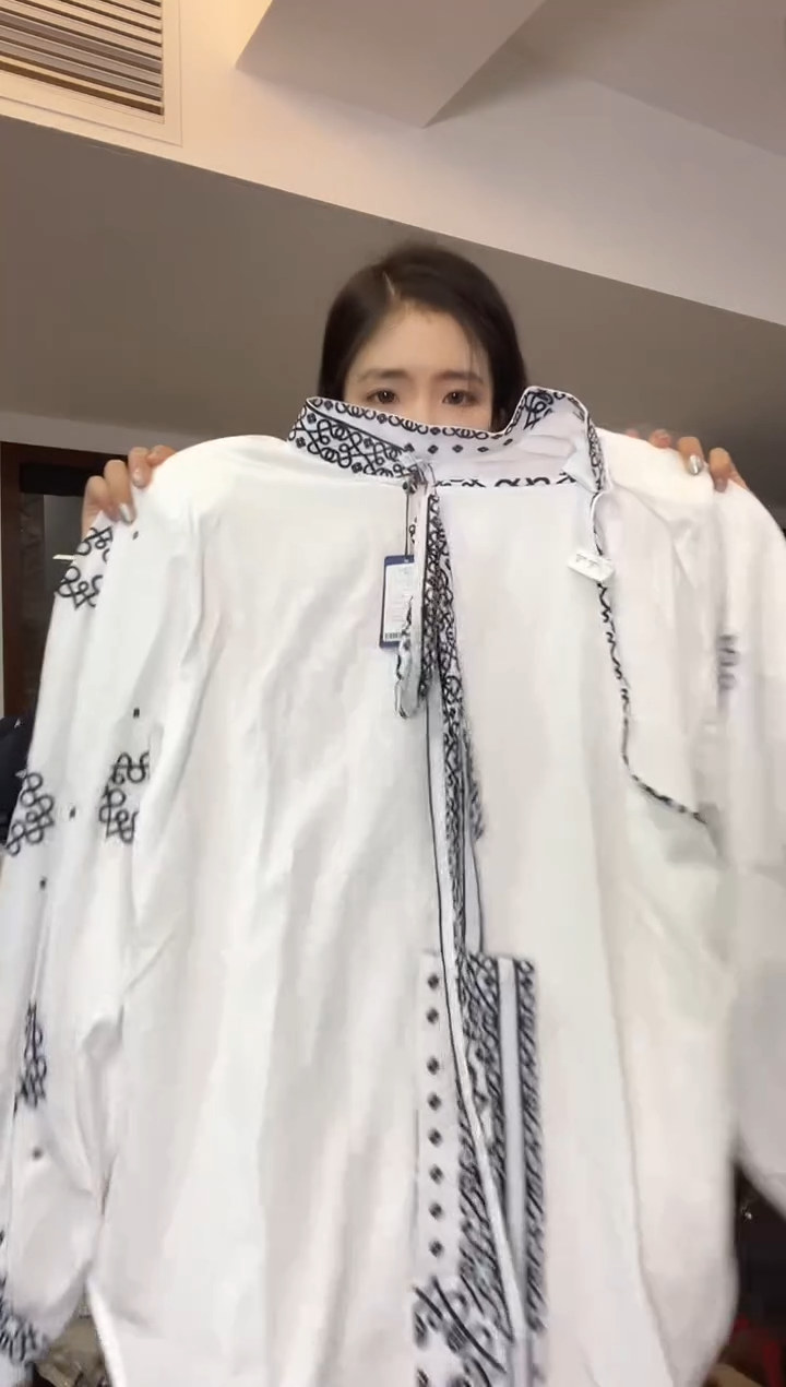 白色衬衣  M   110斤以里