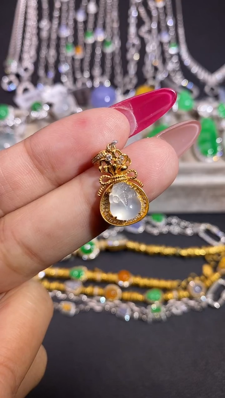 颈饰18K金镶嵌翡翠吊坠