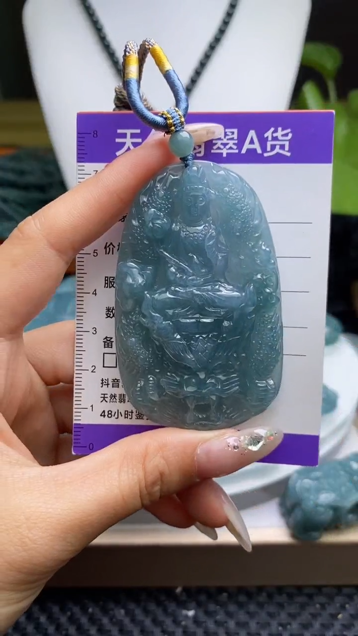 翡翠未镶嵌颈饰         