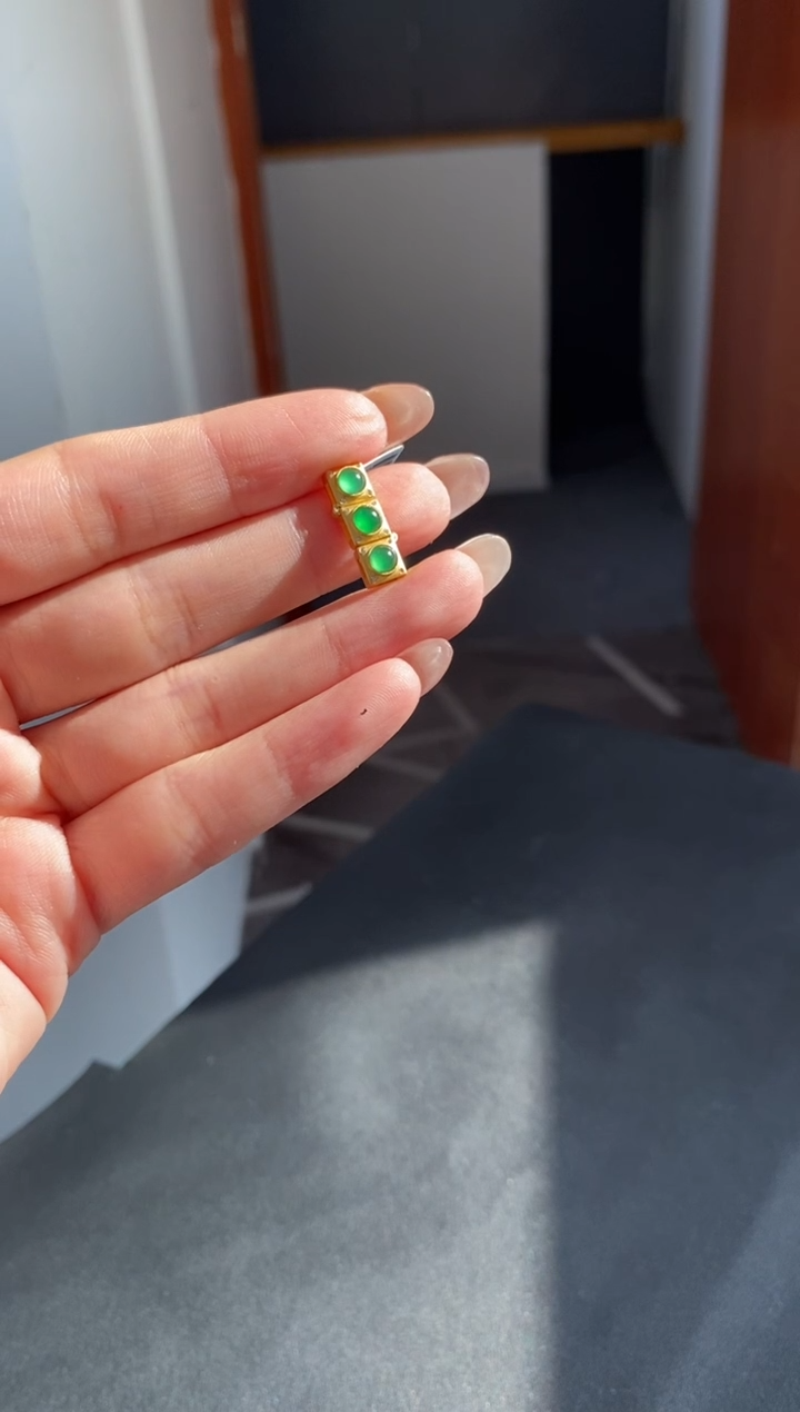 颈饰18K金镶嵌翡翠吊坠