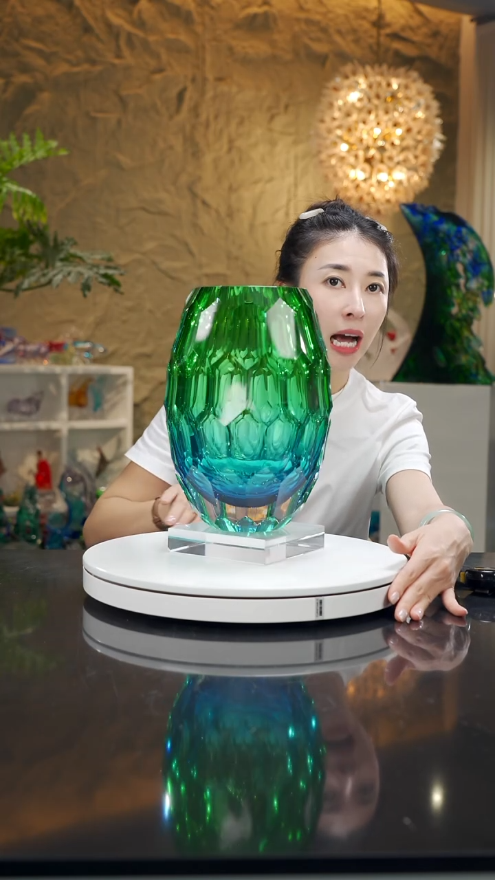 福利蓝绿色凹面花瓶