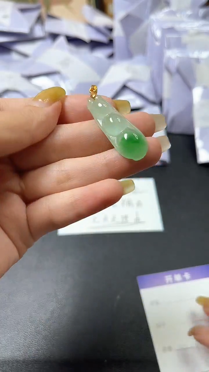 翡翠未镶嵌颈饰时尚女士精品吊坠