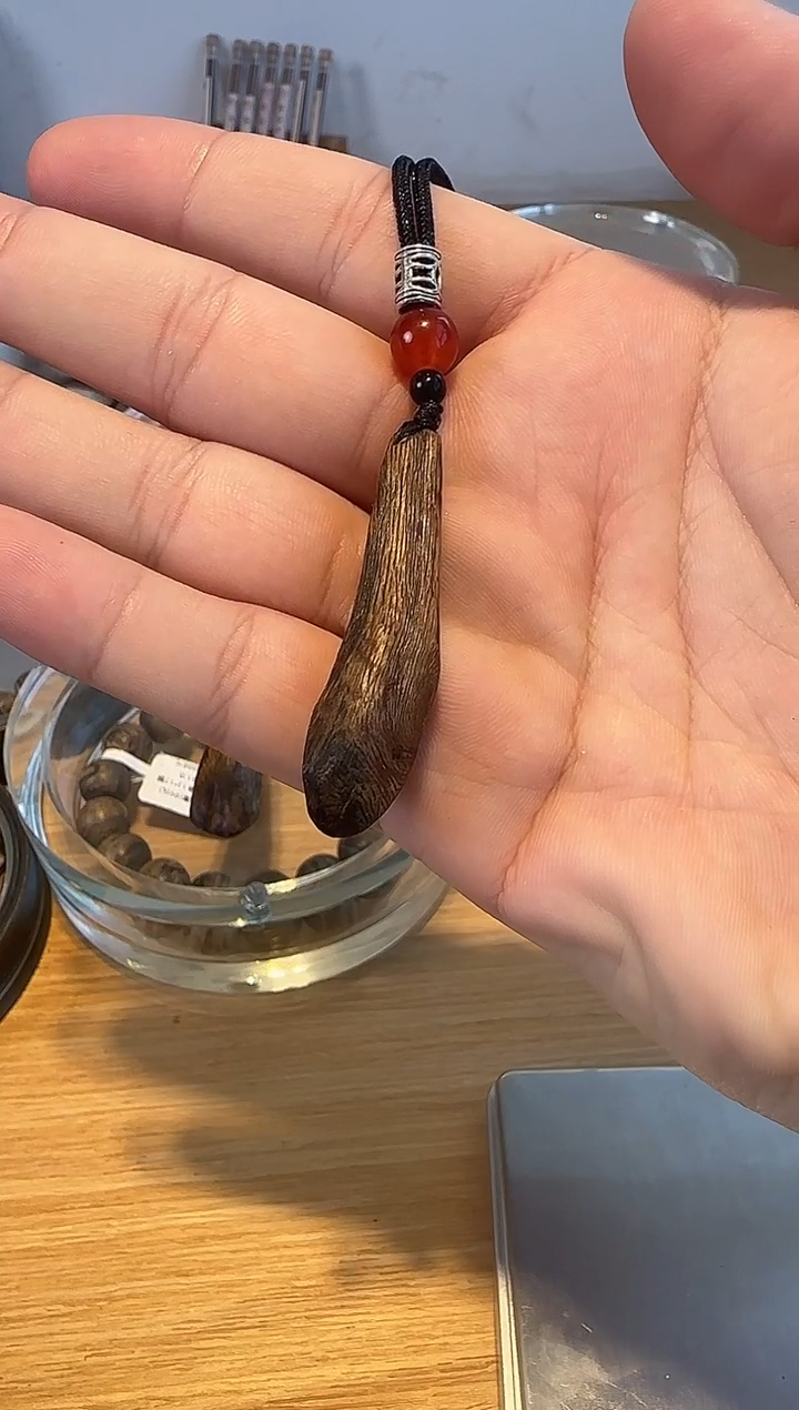 奇楠树丁留疤包头沉香随形吊坠3-4克