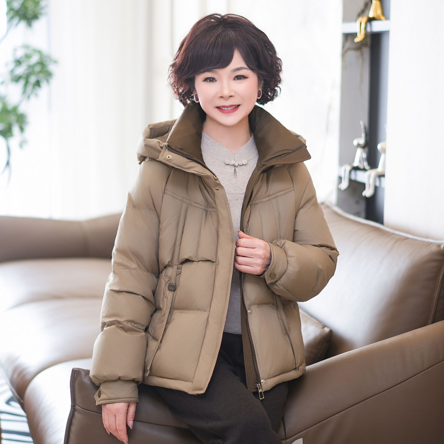 中老年羽绒服女短款连帽2025年新款冬季加厚保暖时尚妈妈冬装外套
