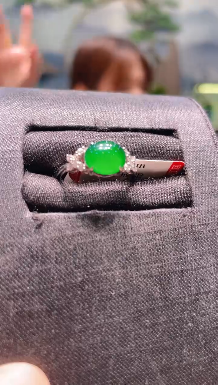 翡翠18K金镶嵌颈饰翡翠A16