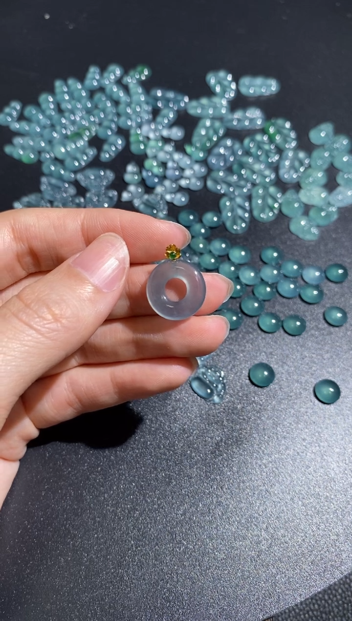 颈饰18K金镶嵌翡翠吊坠