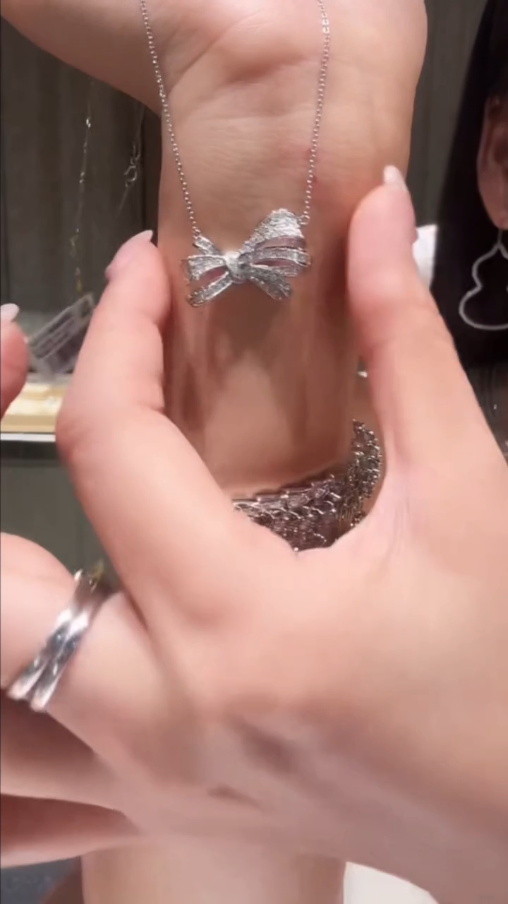 项链18K金镶嵌钻石蝴蝶结