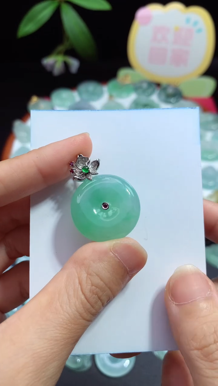 翡翠未镶嵌颈饰平安扣