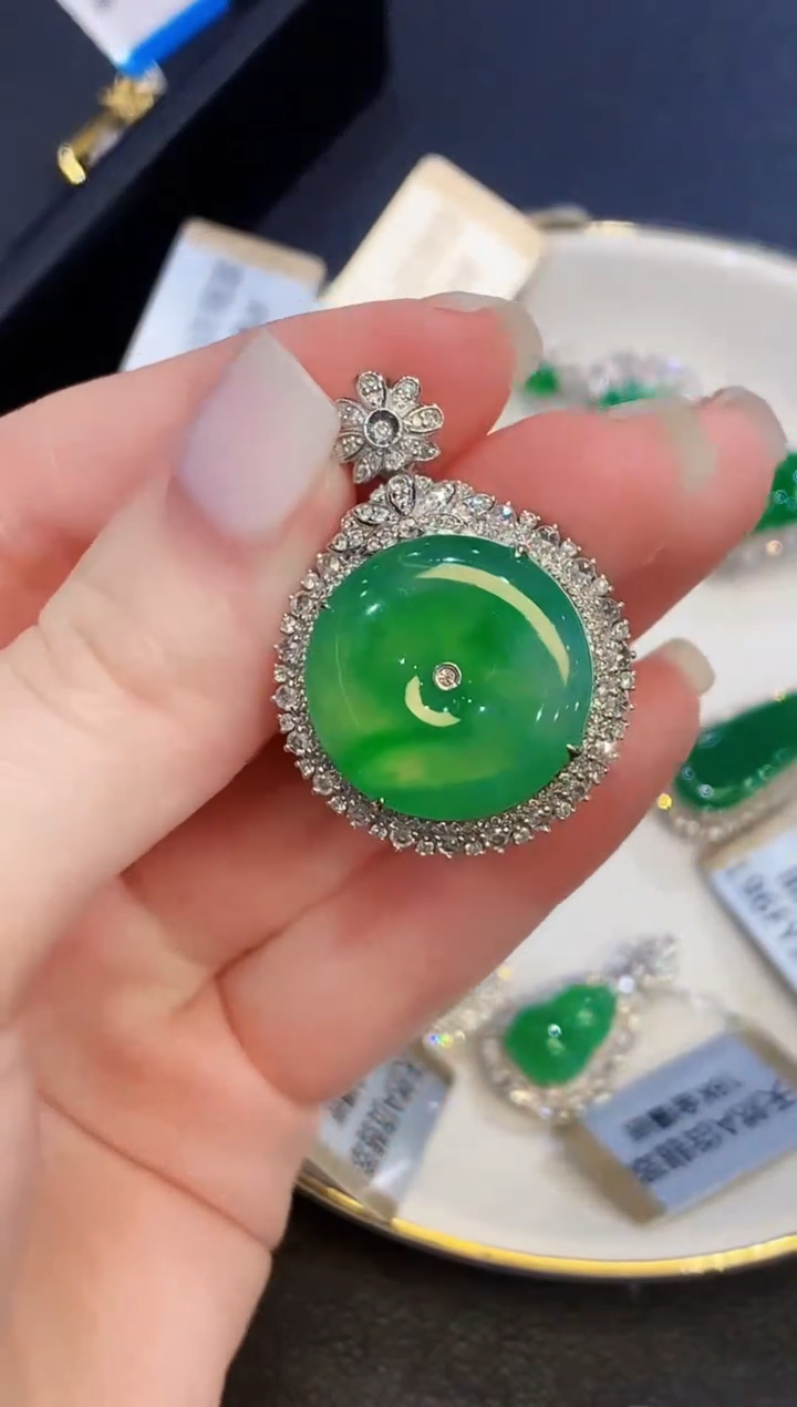 吊坠(不含链)18K金镶嵌翡翠多样性发其一