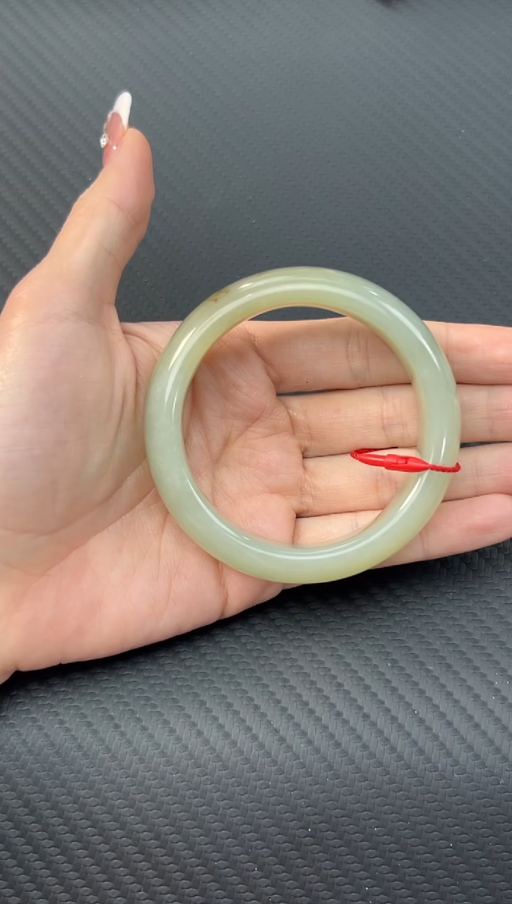 【闪购商品】和田玉手镯未镶嵌且末微色差近矿56手镯