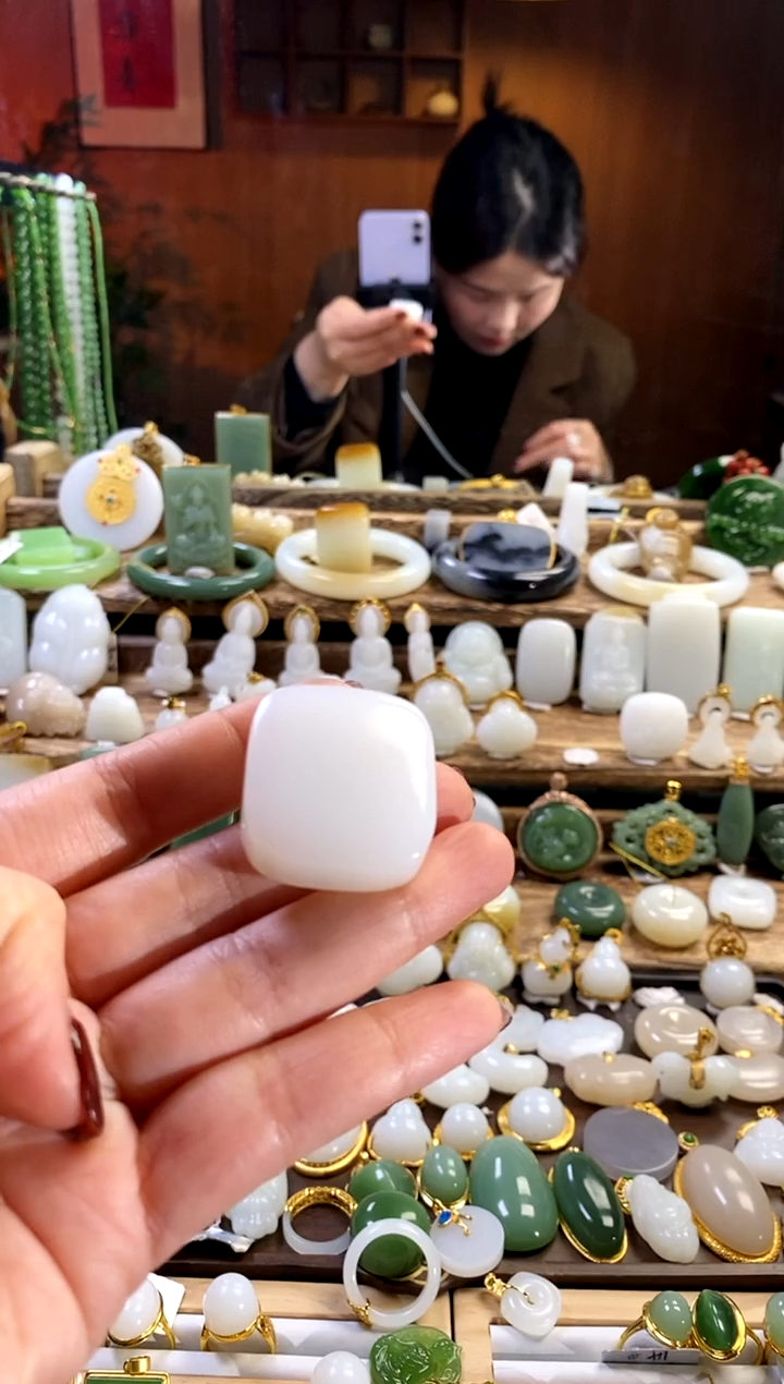 【闪购商品】和田玉吊坠未镶嵌。