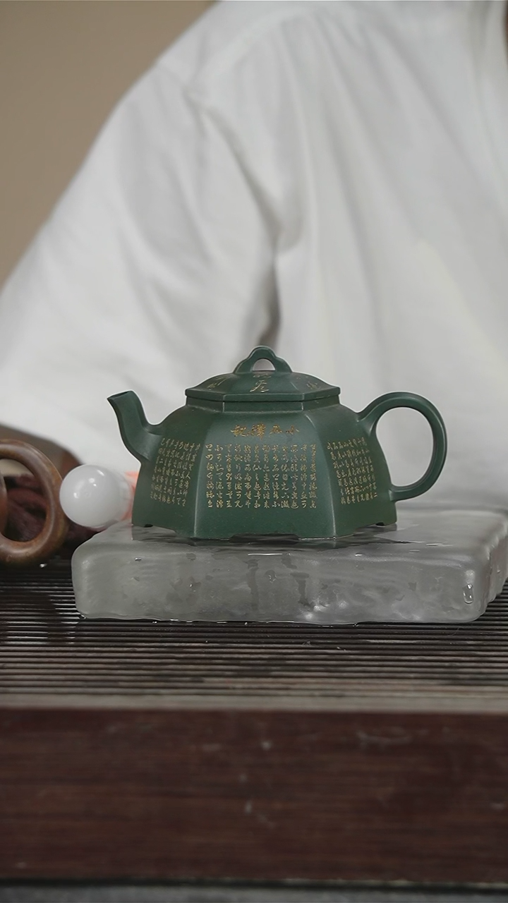 茶壶紫砂范菊英制，王少云刻260CC带证147号