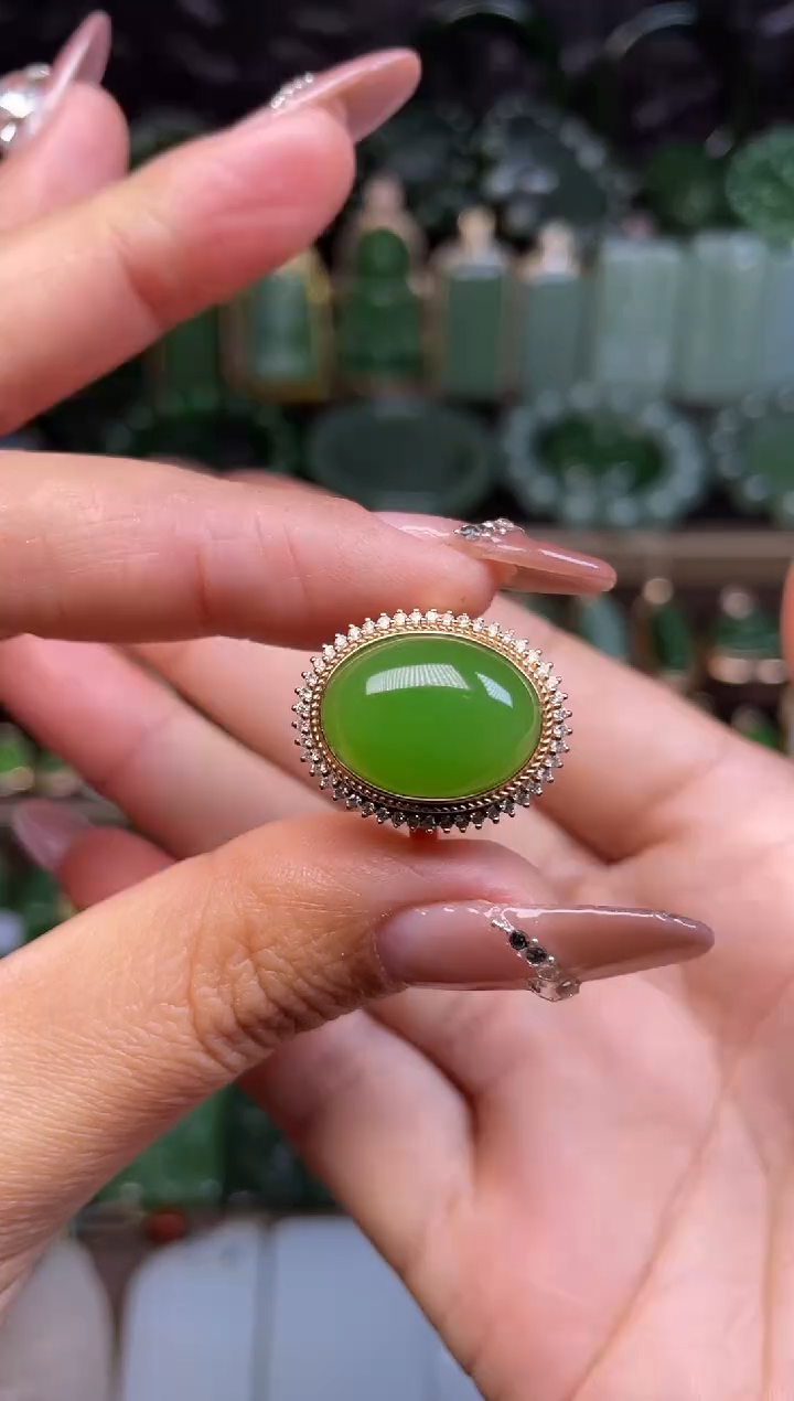 【闪购商品】和田玉苹果绿18K金镶嵌女士戒指