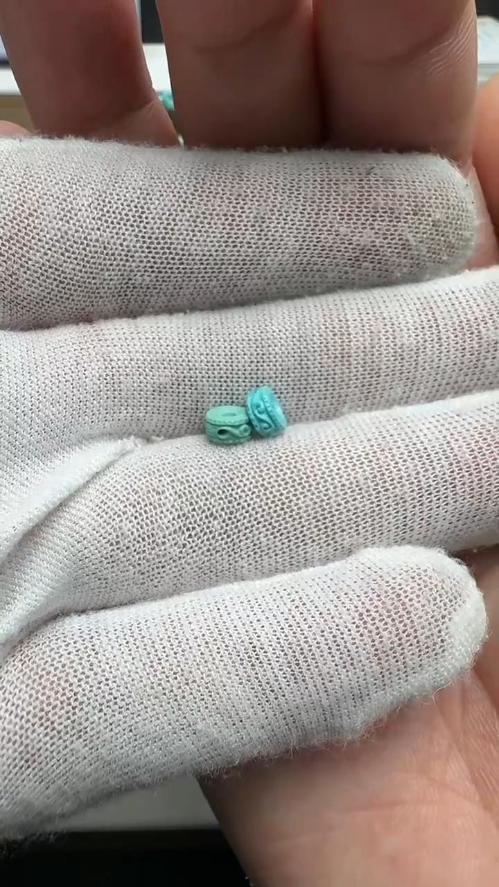 未镶嵌绿松石唐草纹扣一对