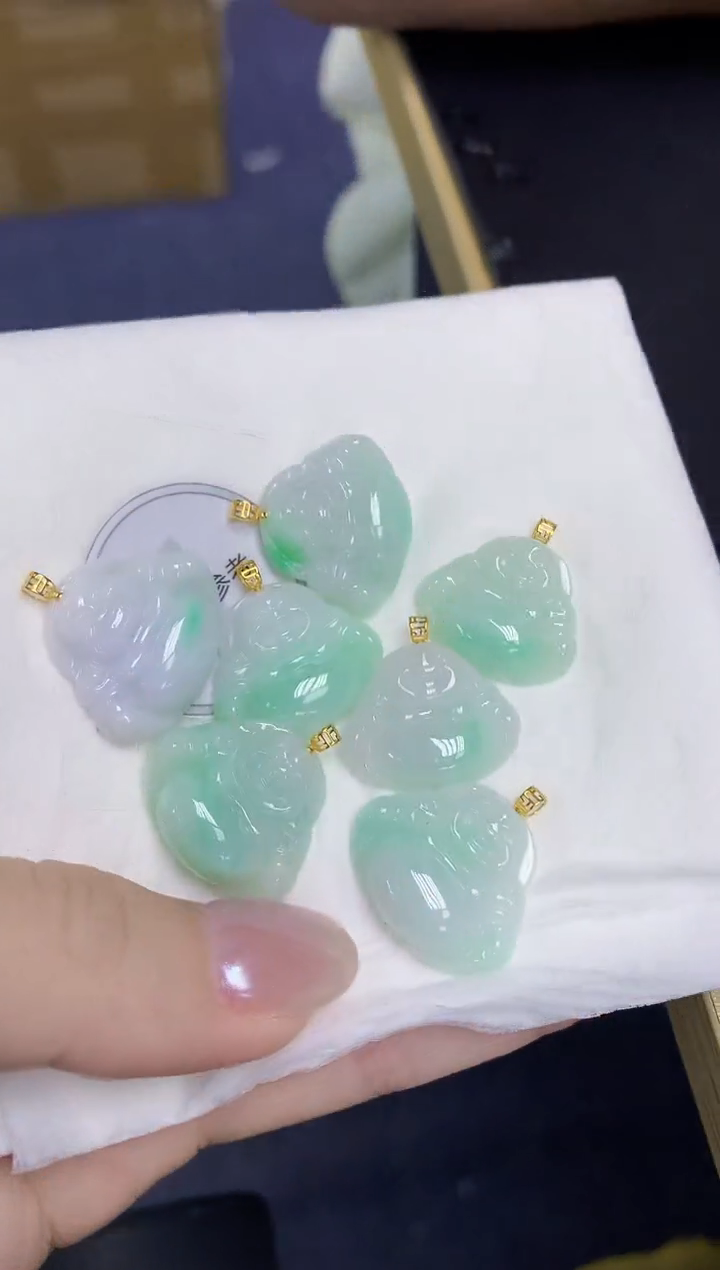 翡翠18K金镶嵌颈饰天然缅甸翡翠A货多样性发其一