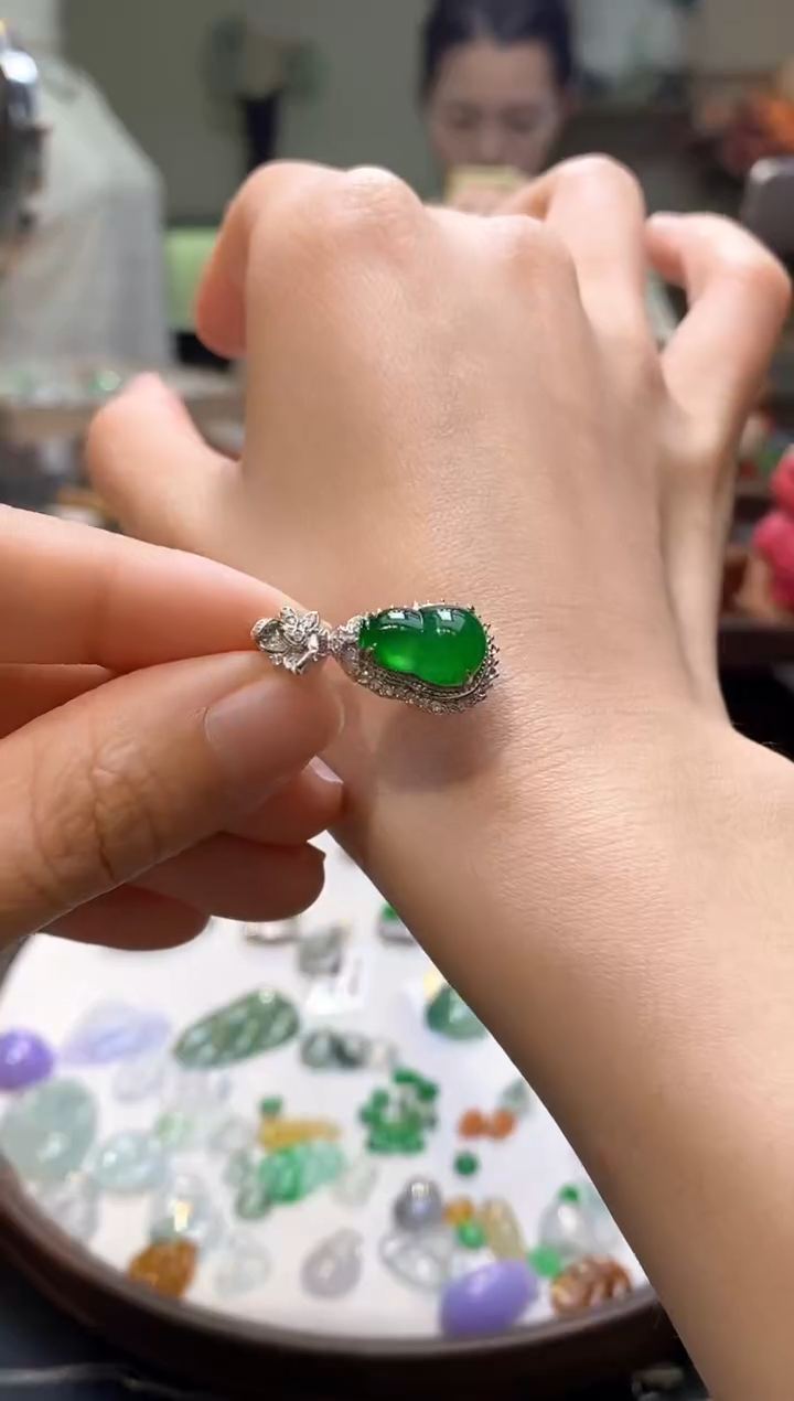 翡翠18K金镶嵌颈饰葫芦