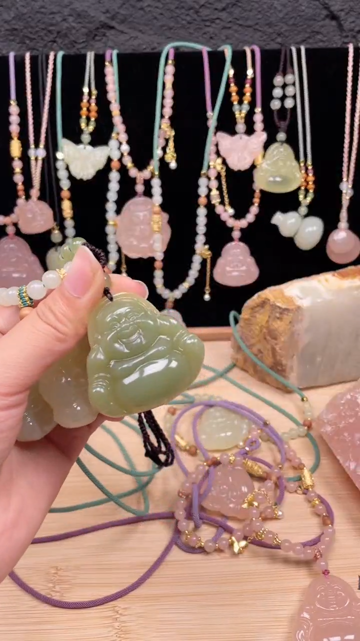 吊坠(赠链)未镶嵌石英质玉天然深色湖水绿佛公43尺寸七颗珠