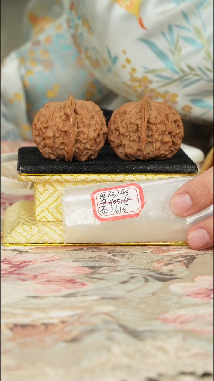 【闪购商品】文玩核桃把件非嫁接元宝微修