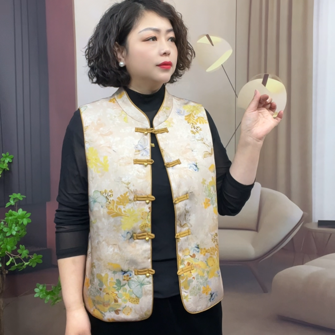新中式国风复古盘扣立领马甲背心女2025春醋酸提花缎面坎肩潮H