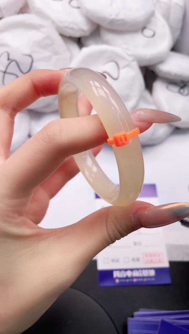 【闪购商品】石英质玉手镯未镶嵌7K305-56