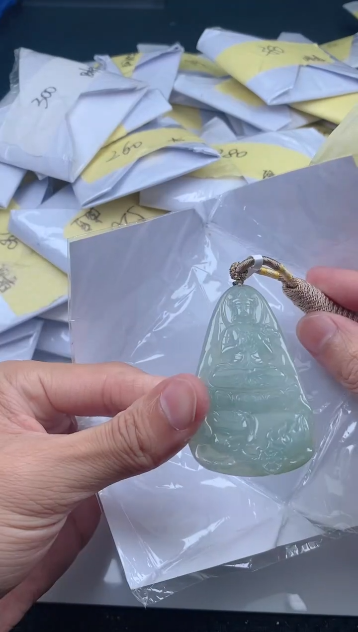 翡翠未镶嵌颈饰        