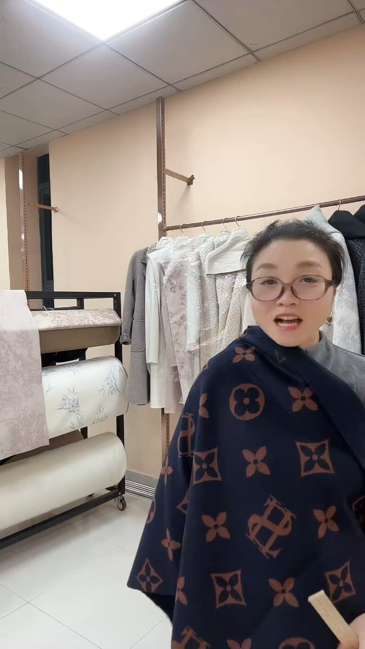 羊毛清***莉藏青L,V花