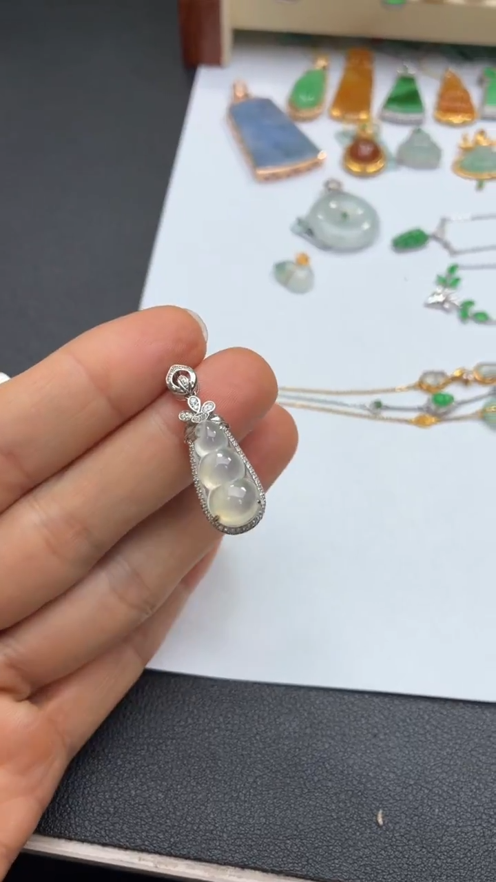 颈饰18K金镶嵌翡翠天然翡翠A货