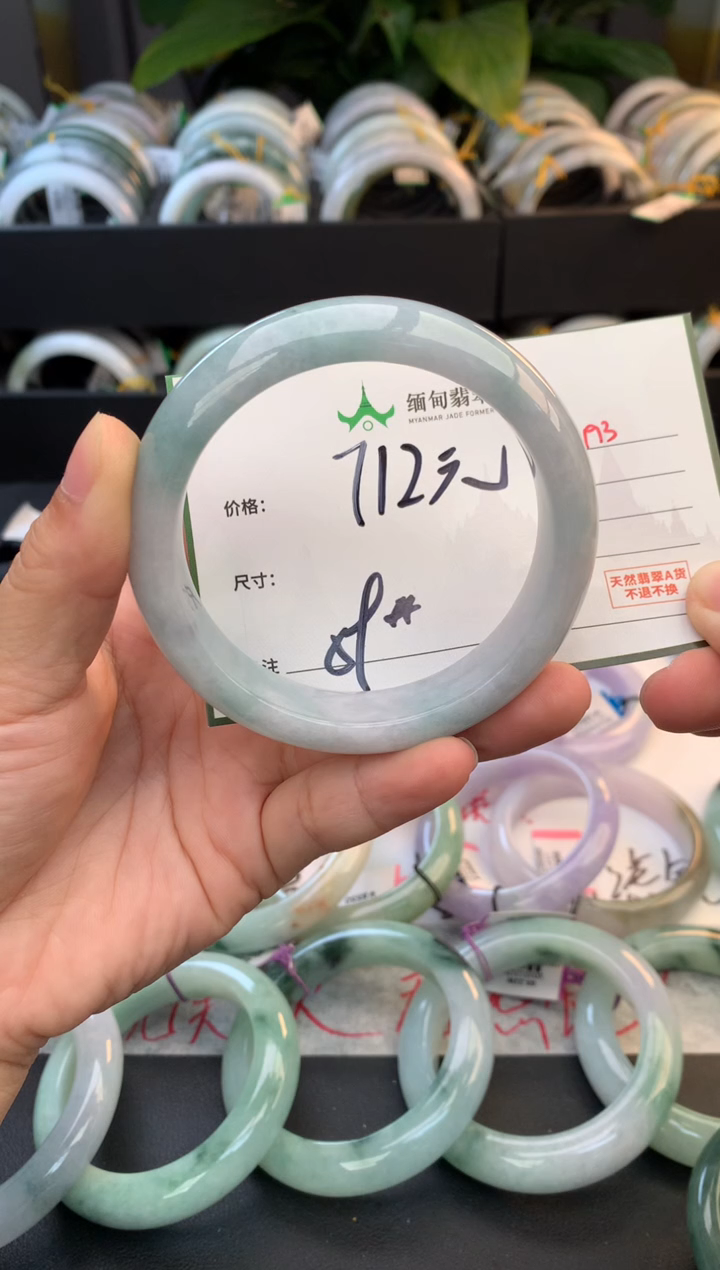 未镶嵌定制翡翠毛货需精细抛光+多人