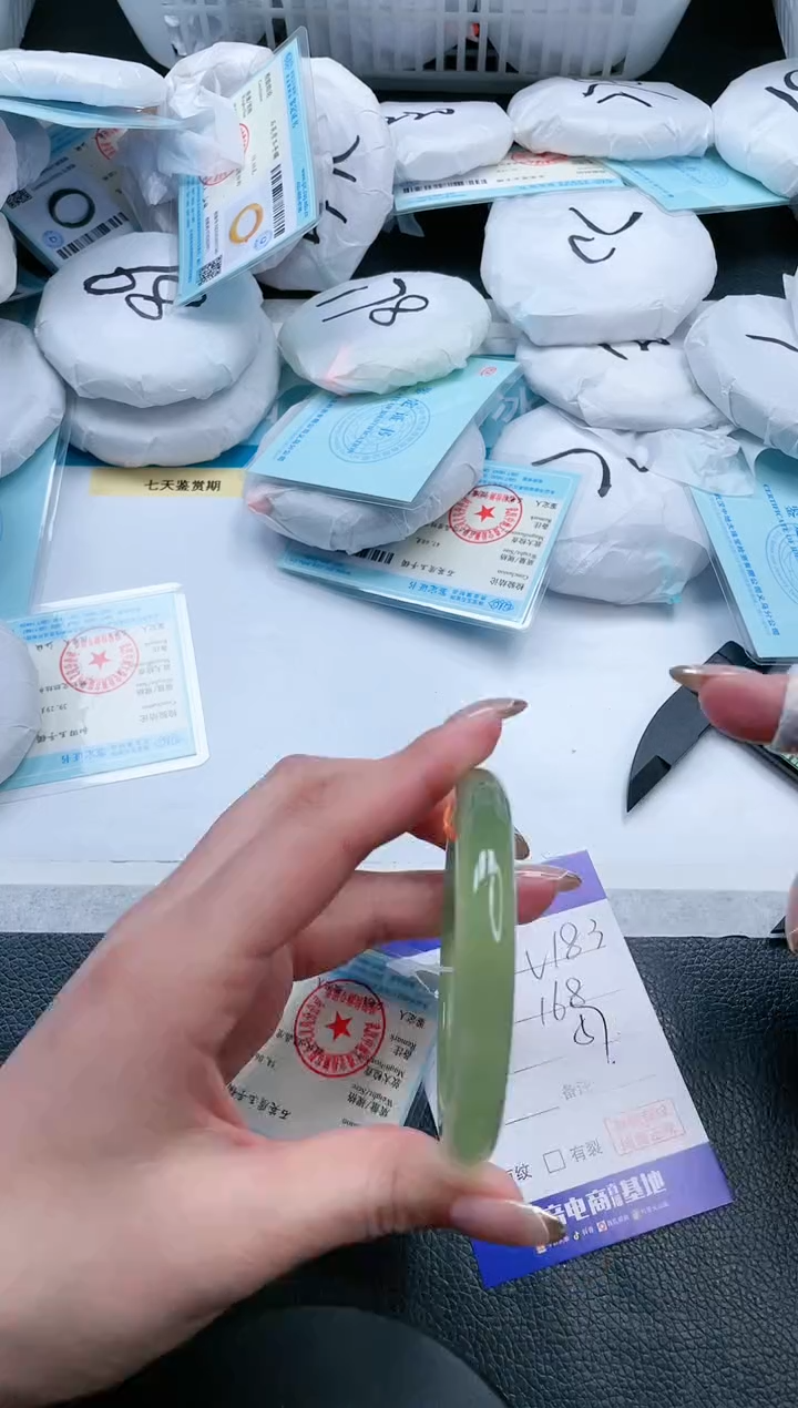 【闪购商品】石英质玉手镯未镶嵌18V183-56