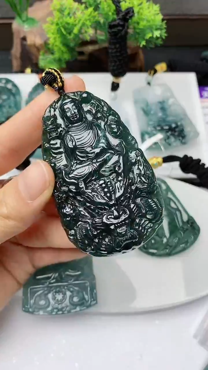 【闪购商品】翡翠颈饰未镶嵌         