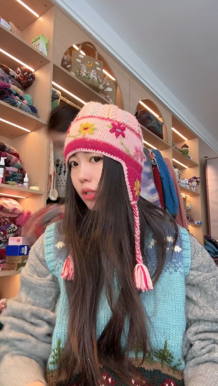 羊毛美利奴粉色刺绣护耳帽