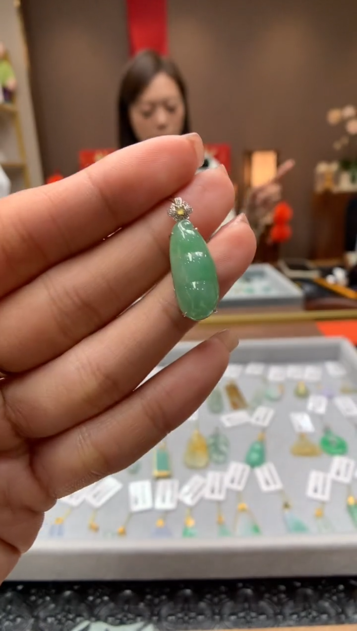 【闪购商品】翡翠颈饰18K金镶嵌福豆