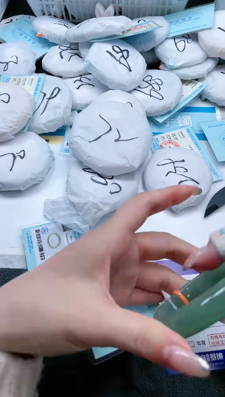 【闪购商品】石英质玉手镯未镶嵌16V364-56