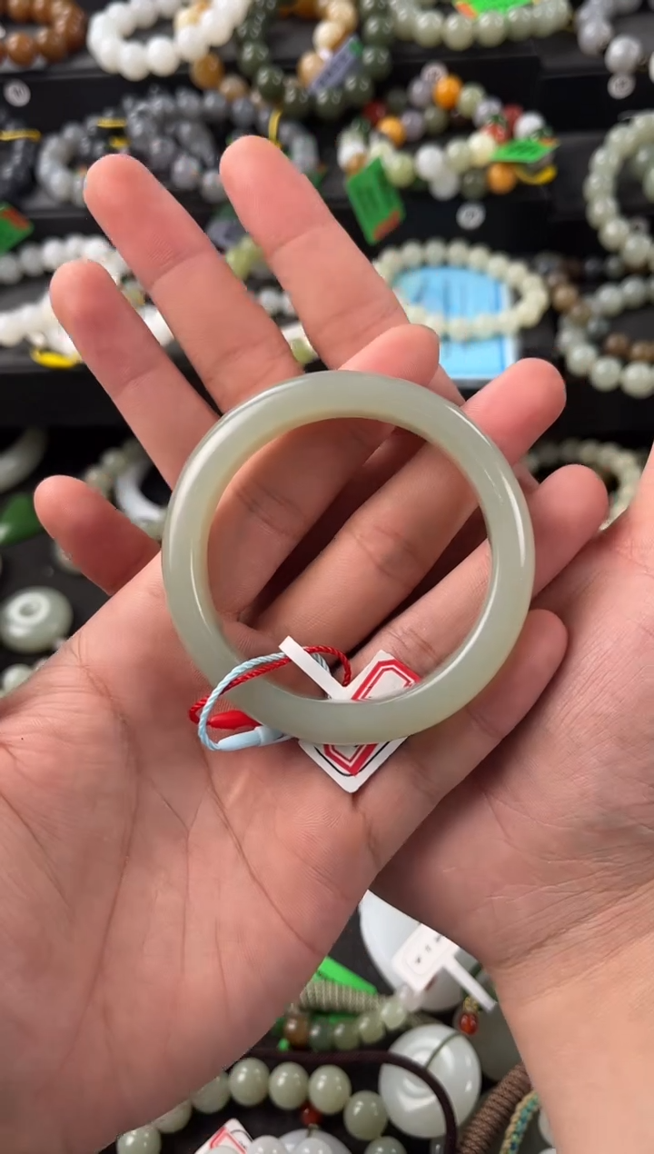 【闪购商品】和田玉手镯未镶嵌且末青白手镯卡54微色差