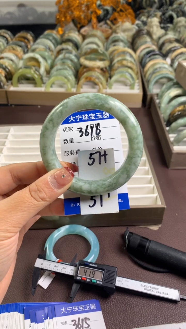 【闪购商品】蛇纹石玉手镯未镶嵌3616