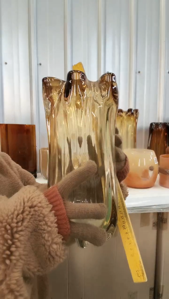 640直播玻璃花瓶中