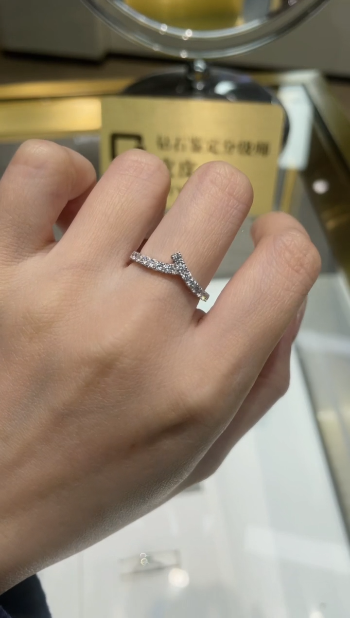 【闪购商品】合成钻石18K金镶嵌人字V排13圈