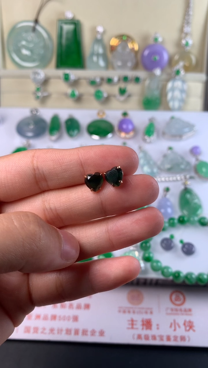 18K金镶嵌翡翠耳饰耳钉