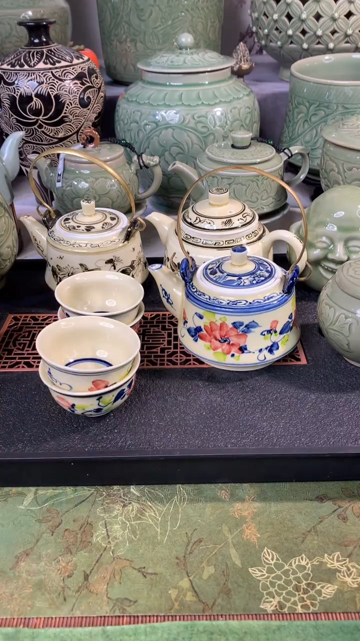 现代耀州窑姜黄釉彩绘提梁壶带四杯礼盒装
