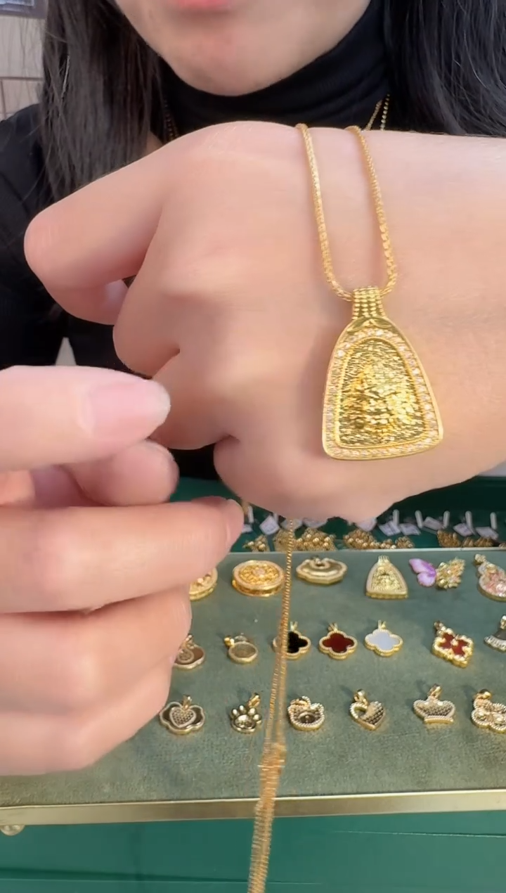 .***梅三角黄财吊坠2.28 （附带礼盒包装）