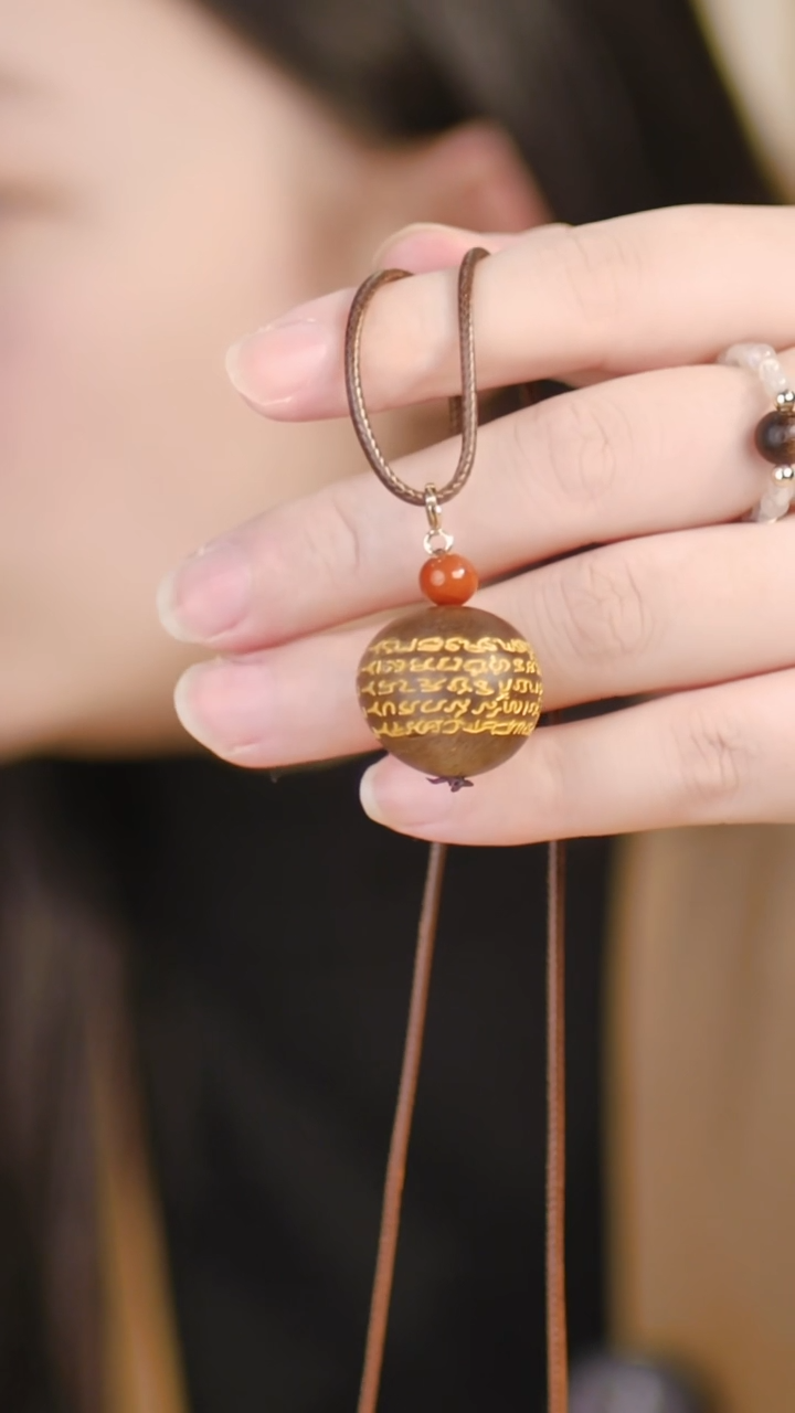 （白奇楠2.0单株五条经吊坠）